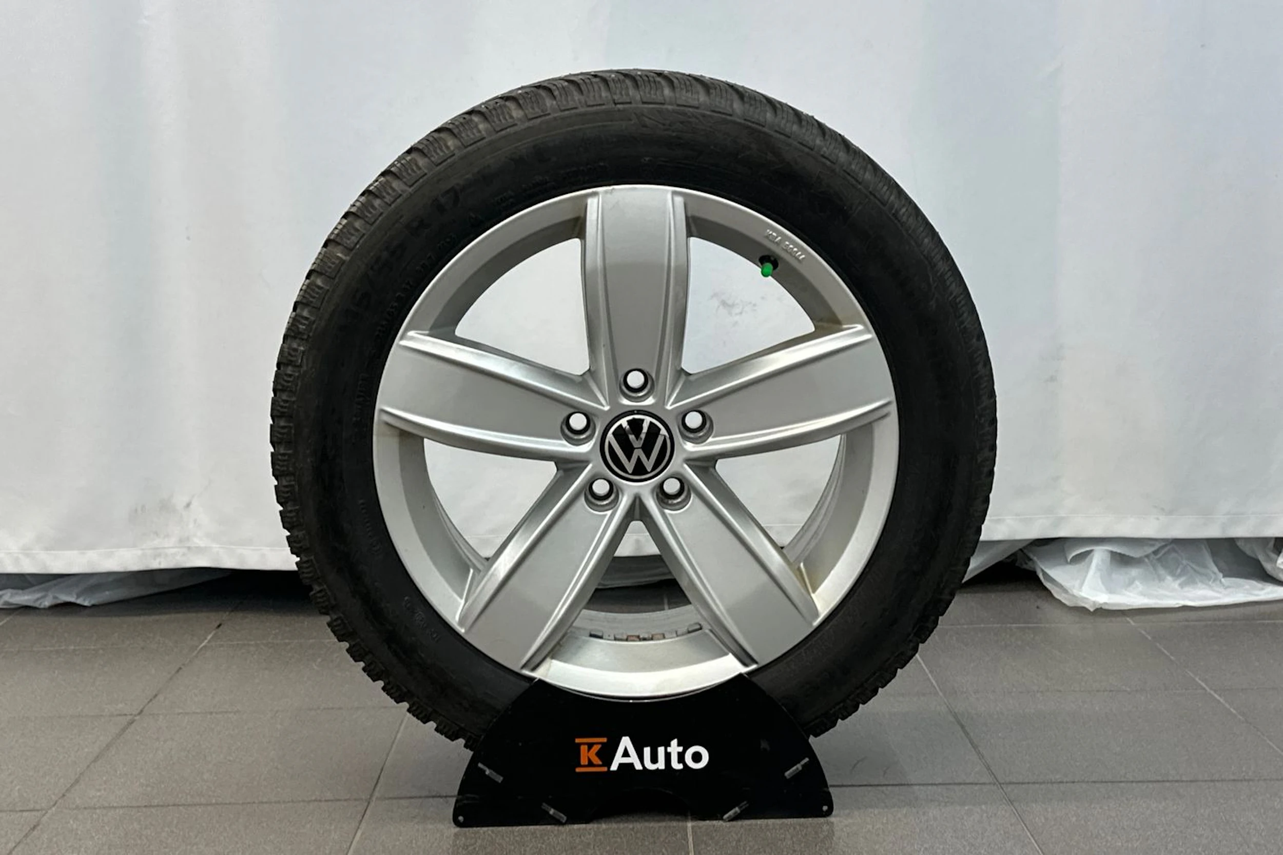 valkoinen Volkswagen Passat 2023 kuva 36.