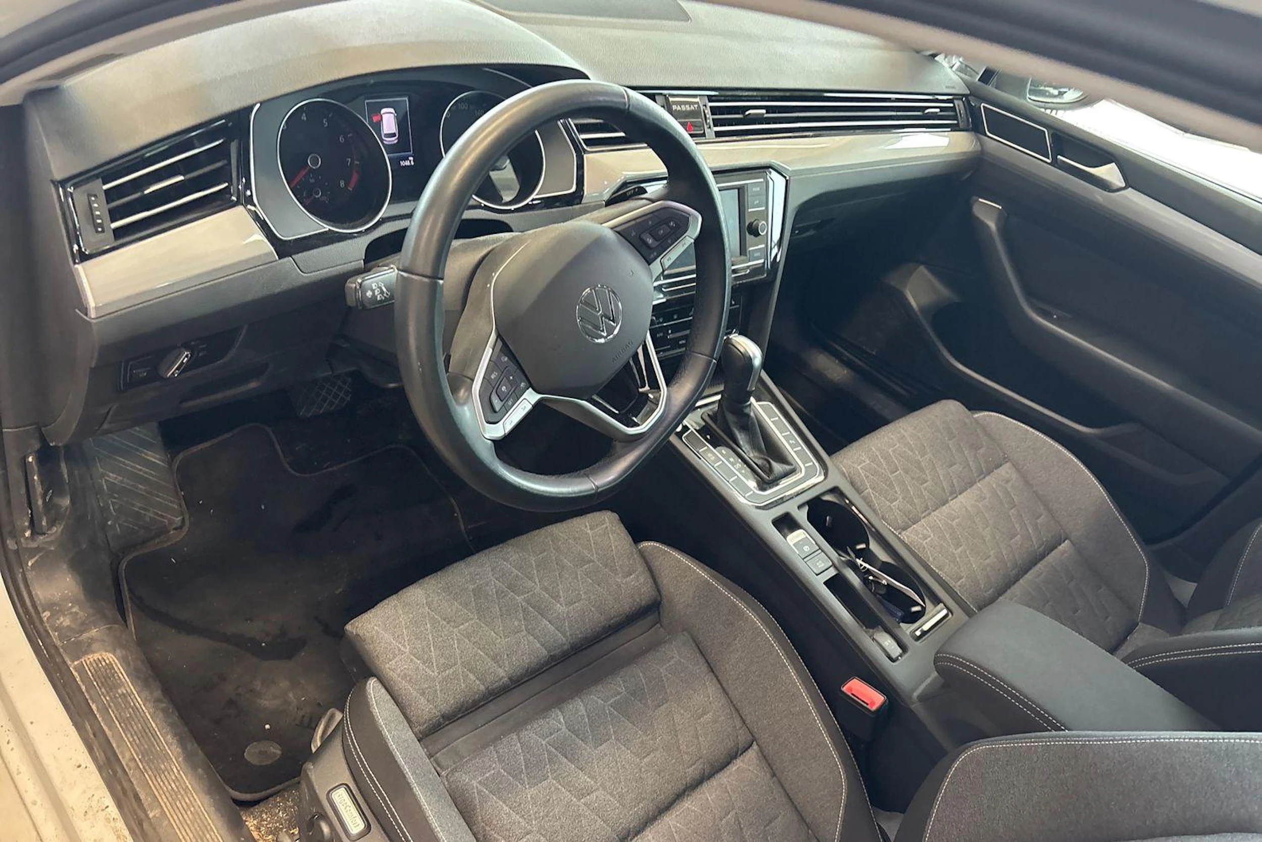 valkoinen Volkswagen Passat 2023 kuva 3.