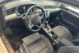 valkoinen Volkswagen Passat 2023 kuva 3.