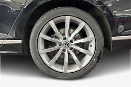 musta Volkswagen Passat 2023 kuva 9.
