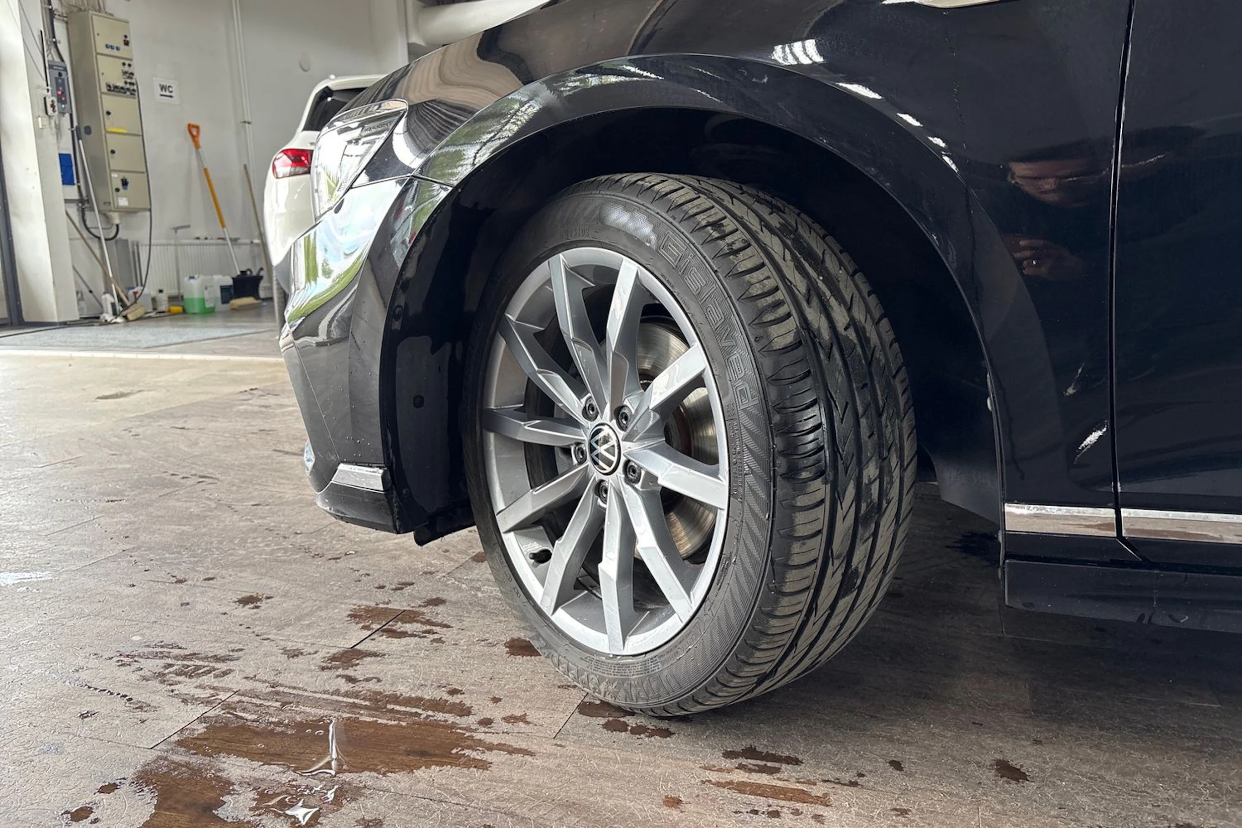 musta Volkswagen Passat 2023 kuva 10.