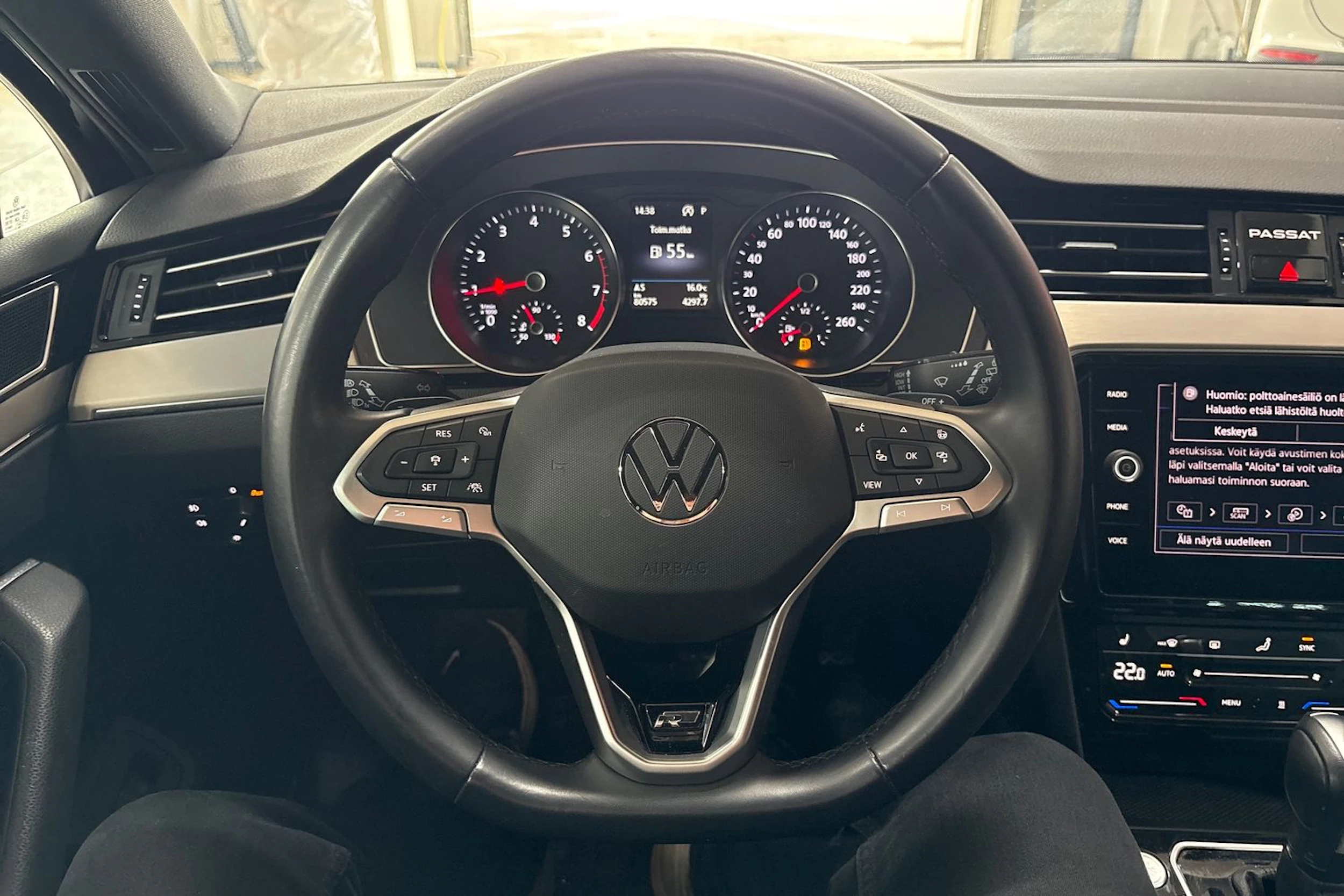 musta Volkswagen Passat 2023 kuva 11.