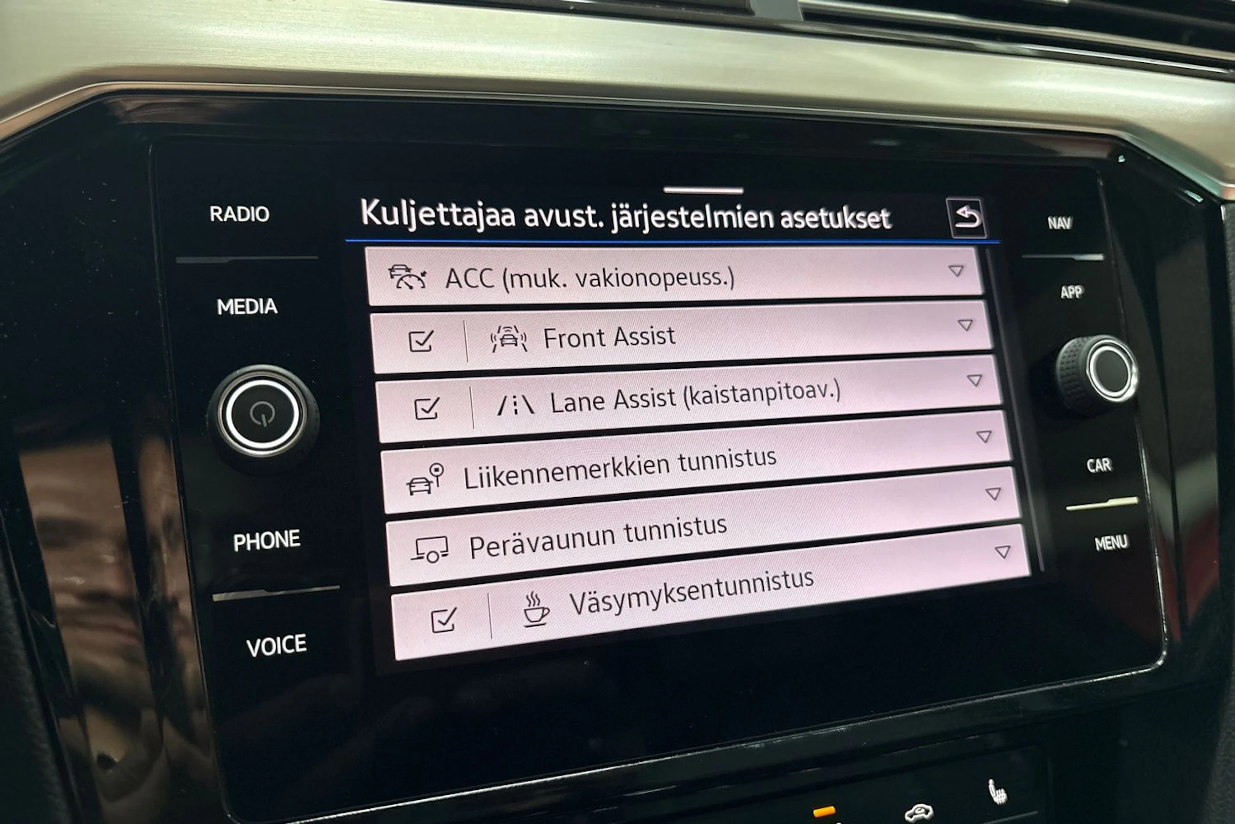 musta Volkswagen Passat 2023 kuva 17.