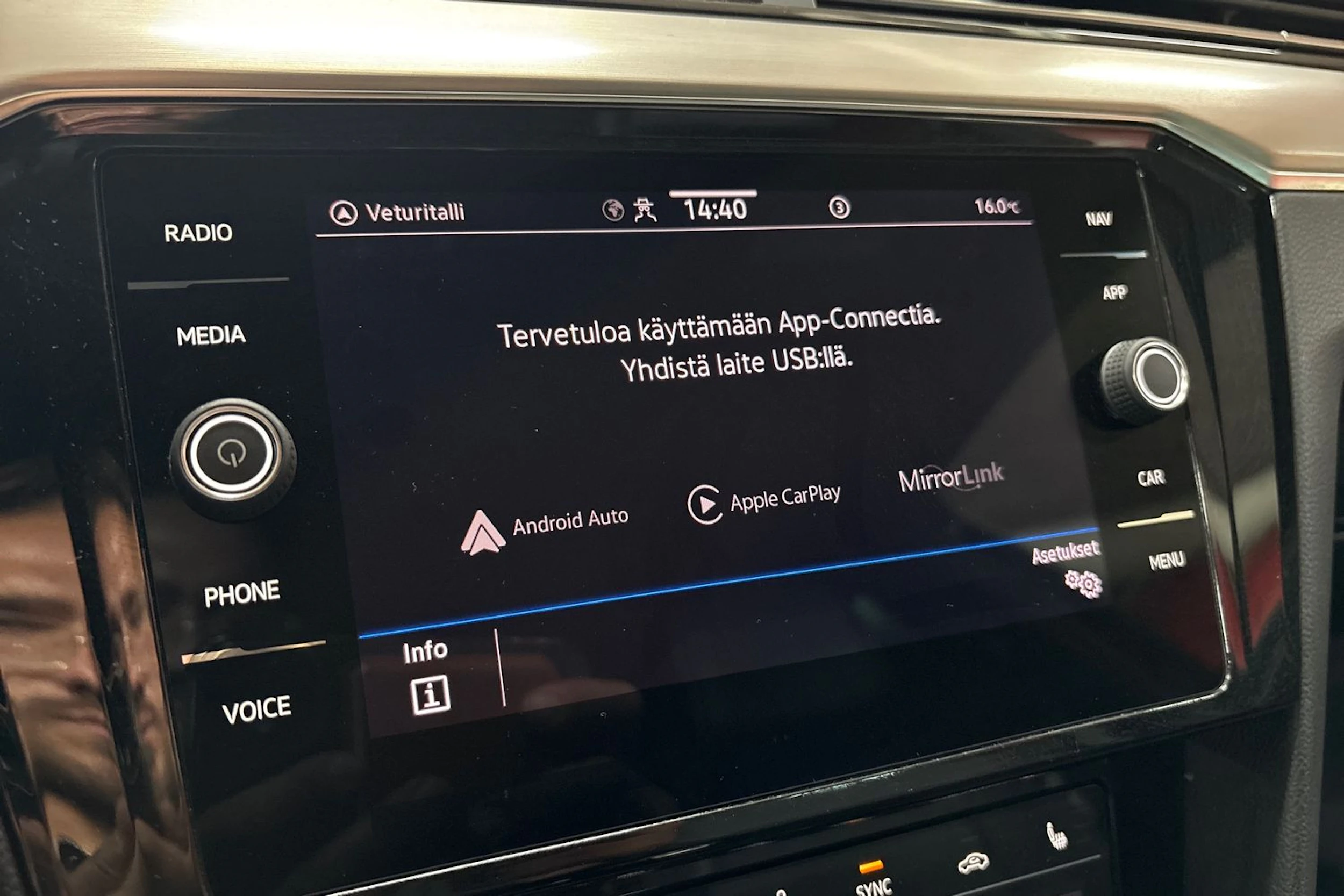 musta Volkswagen Passat 2023 kuva 18.