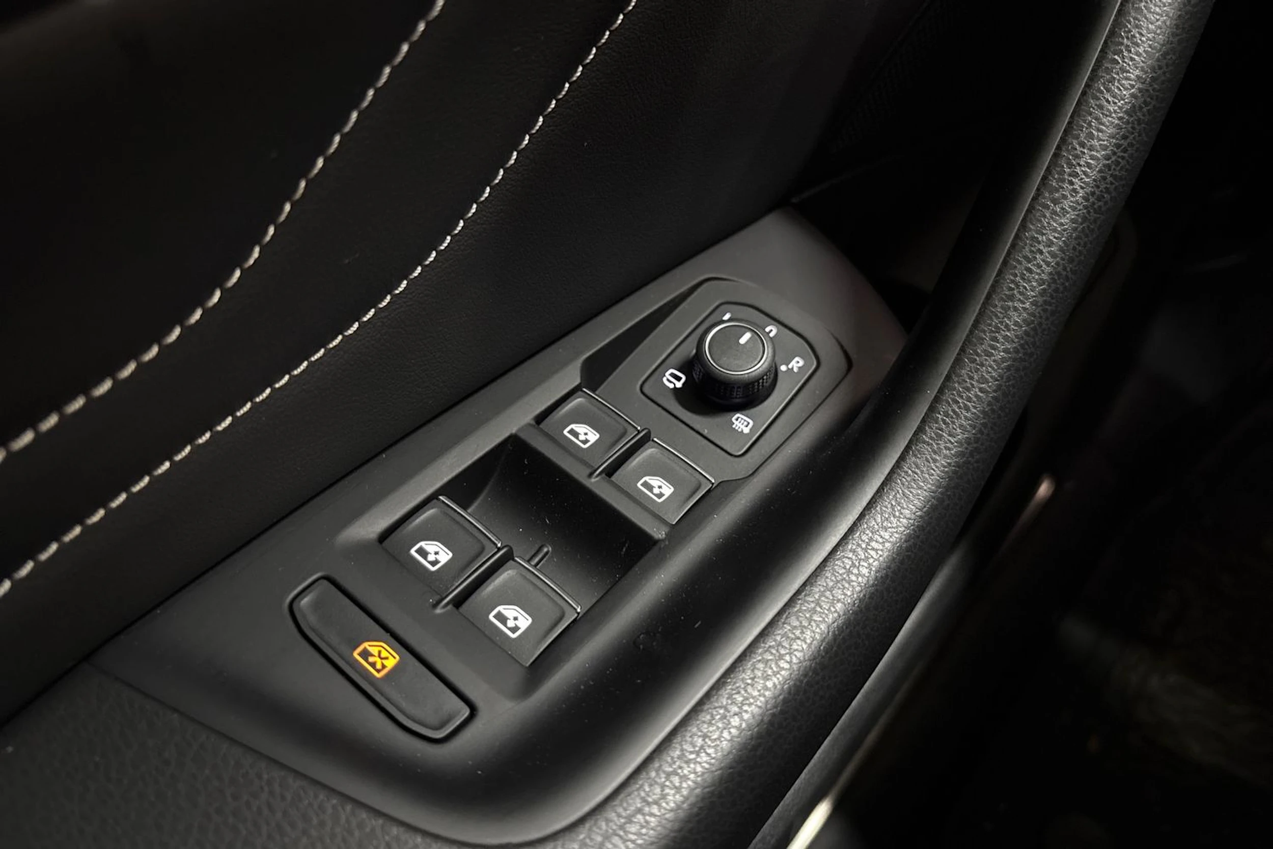 musta Volkswagen Passat 2023 kuva 23.