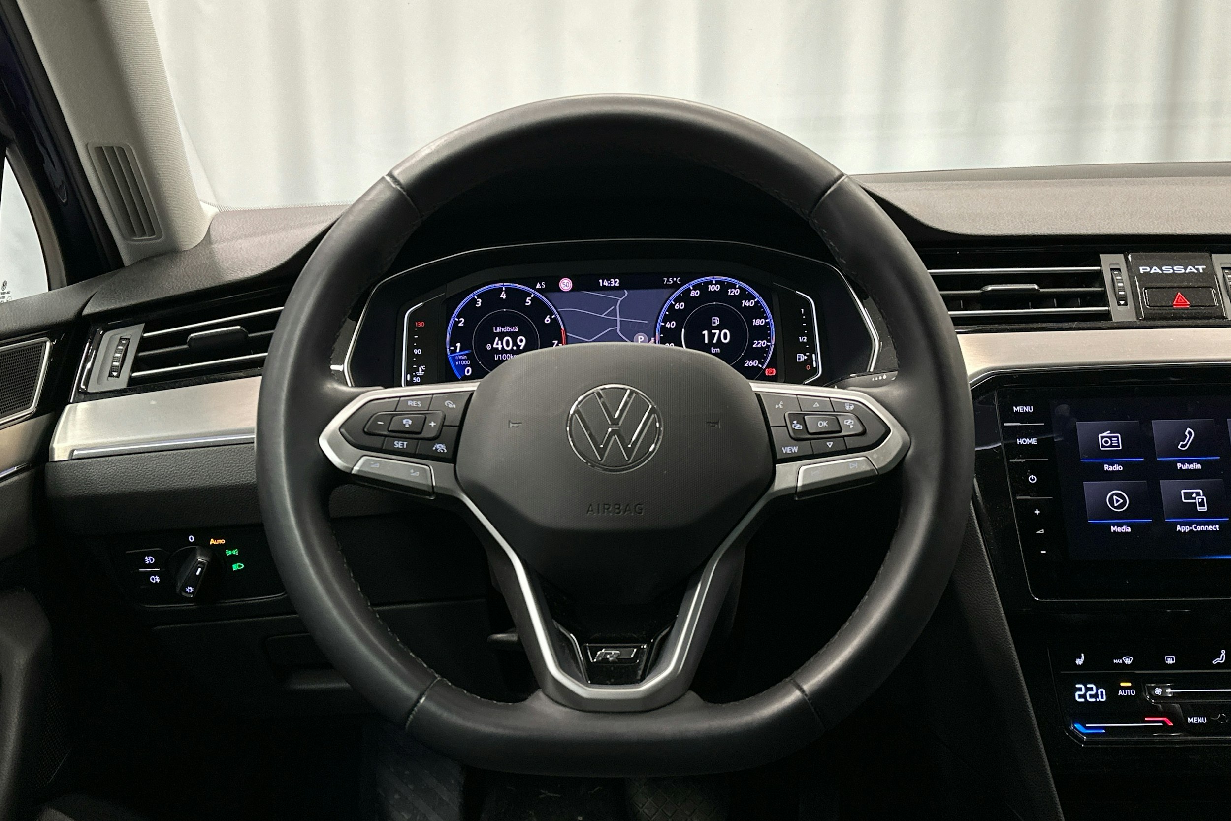 sininen Volkswagen Passat 2023 kuva 13.