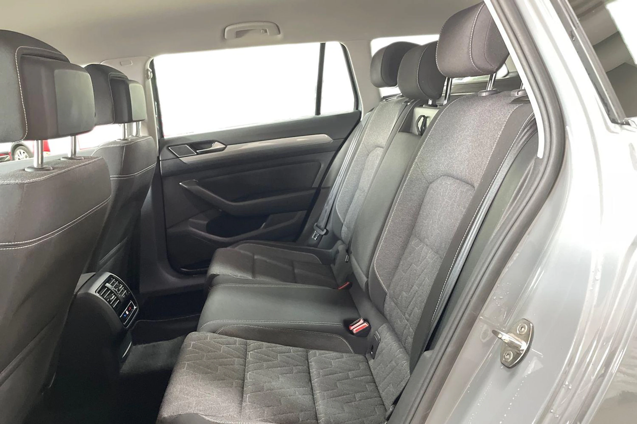 Harmaa Volkswagen PASSAT 2023 kuva 8.