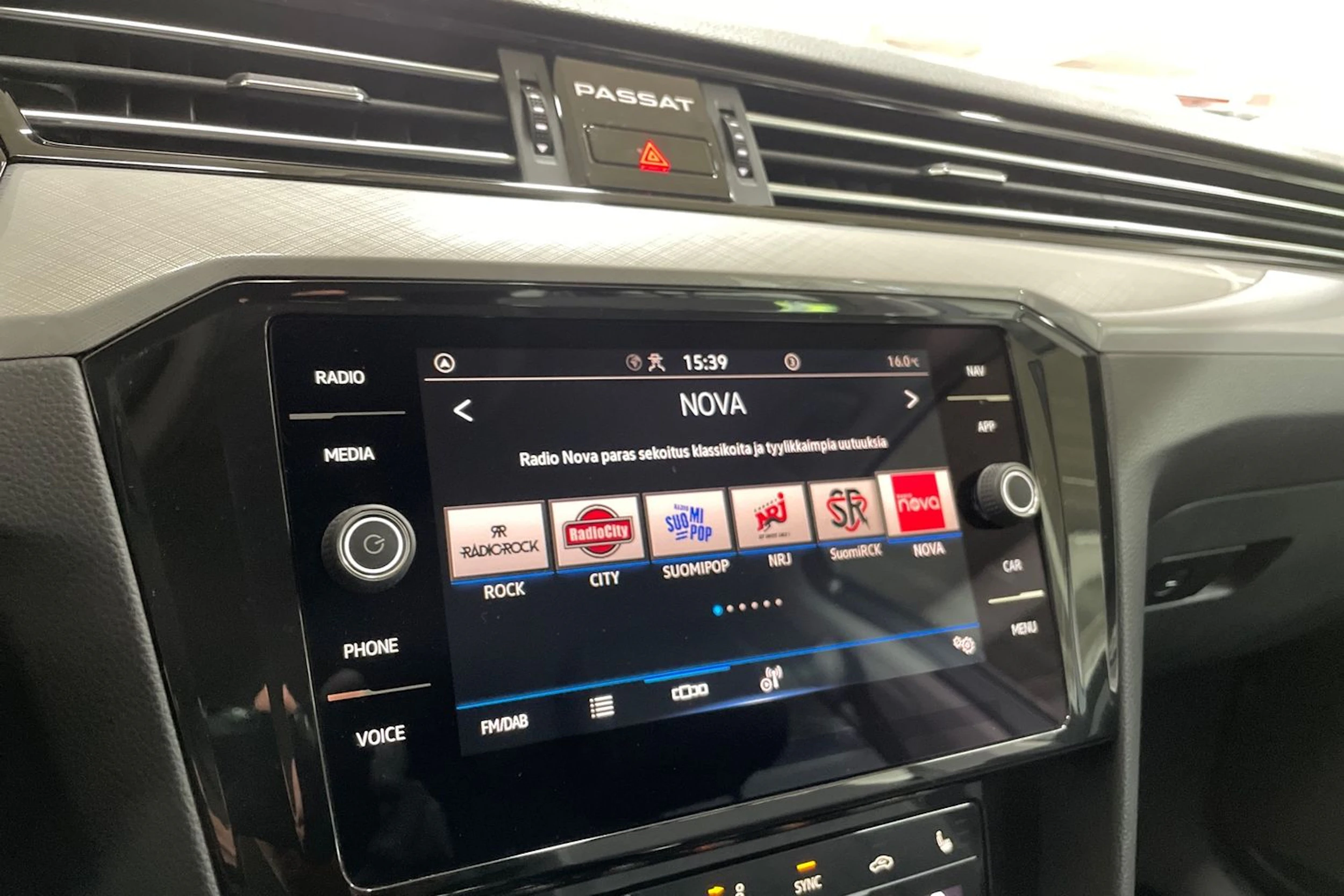 Harmaa Volkswagen PASSAT 2023 kuva 11.