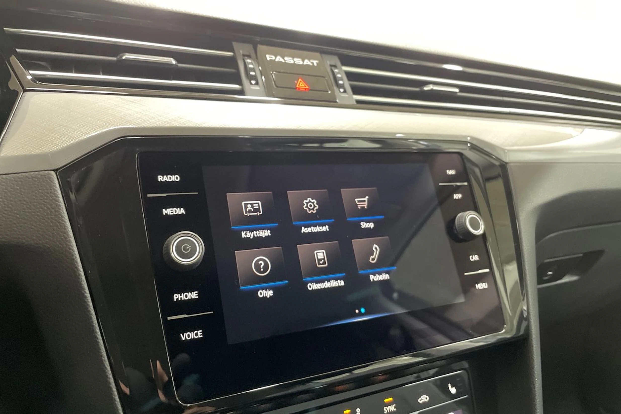 Harmaa Volkswagen PASSAT 2023 kuva 15.