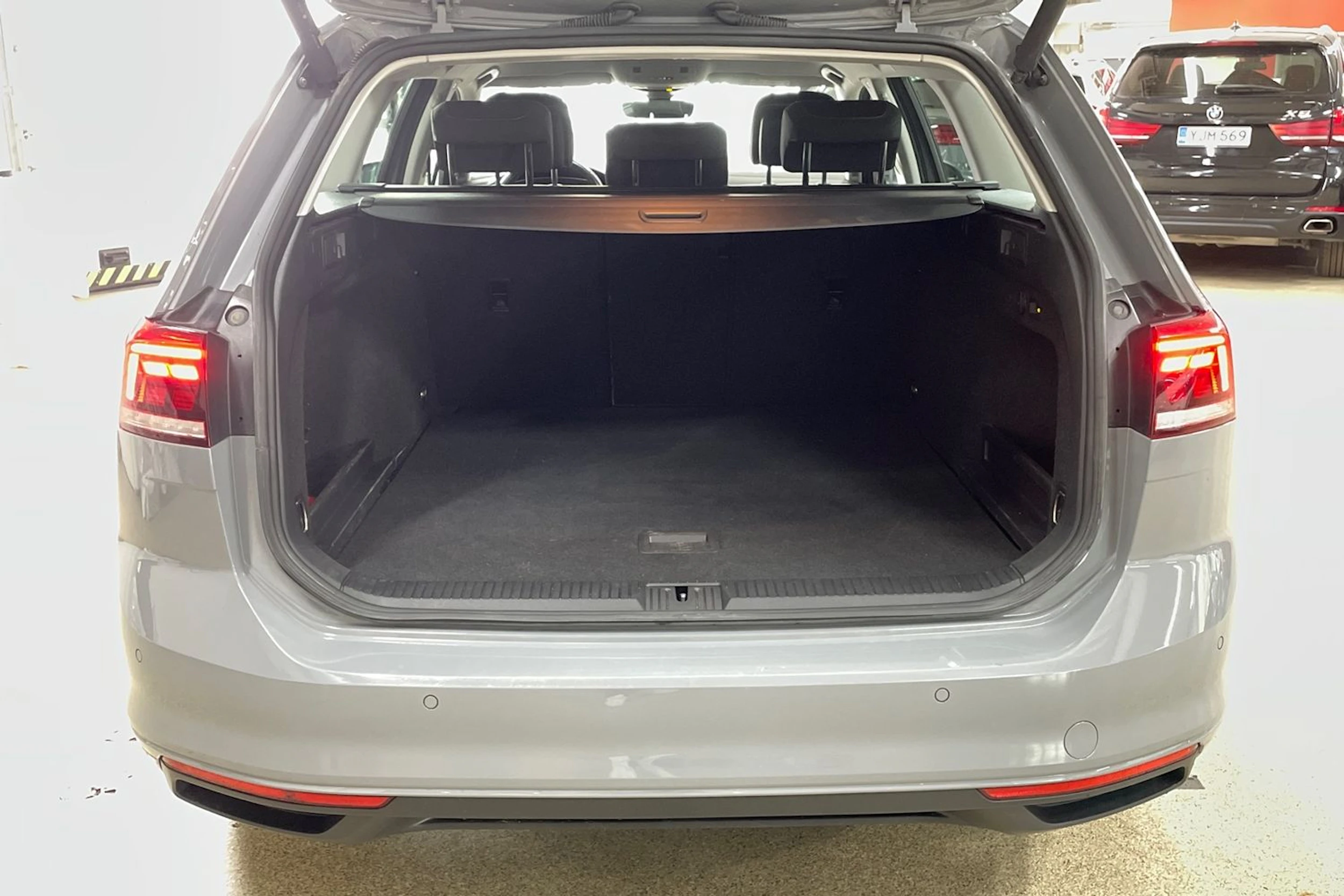 Harmaa Volkswagen PASSAT 2023 kuva 19.