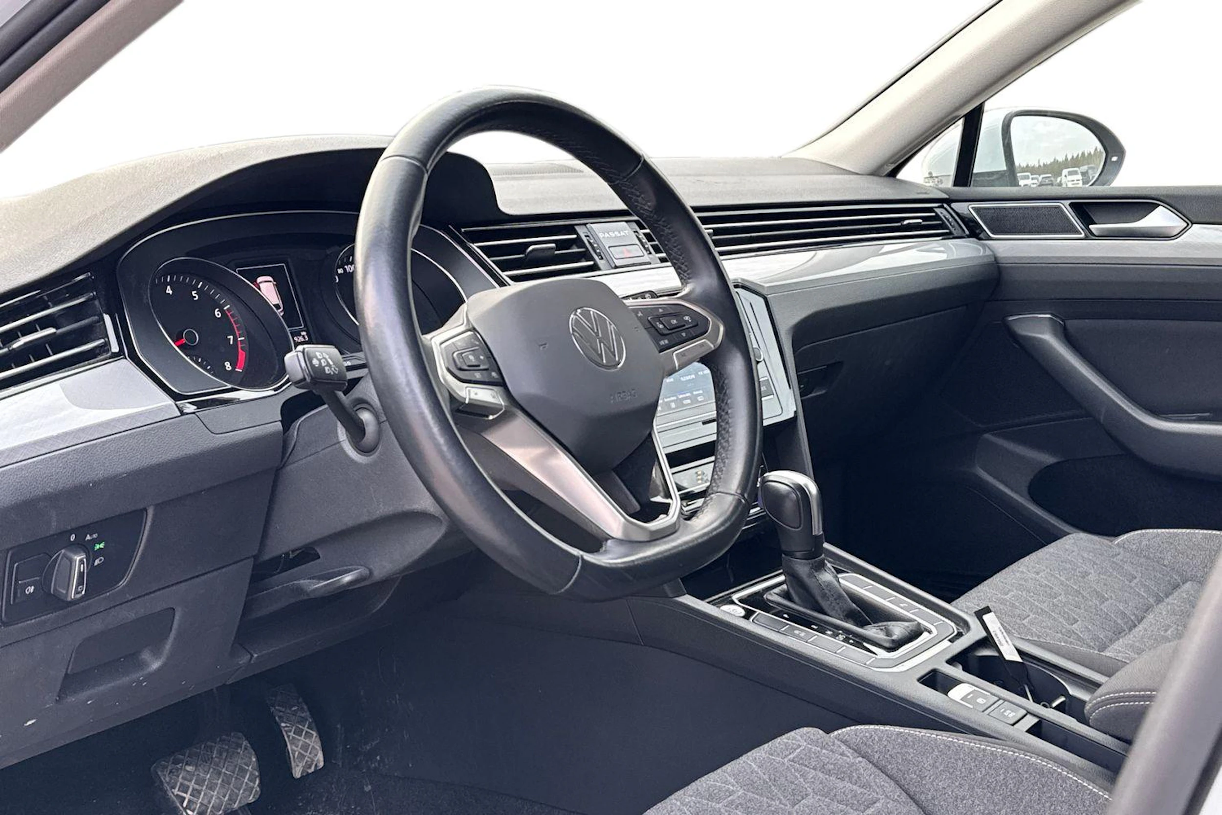 valkoinen Volkswagen Passat 2023 kuva 3.