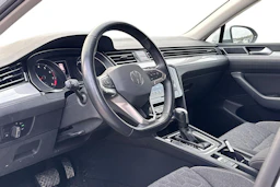 valkoinen Volkswagen Passat 2023 kuva 3.