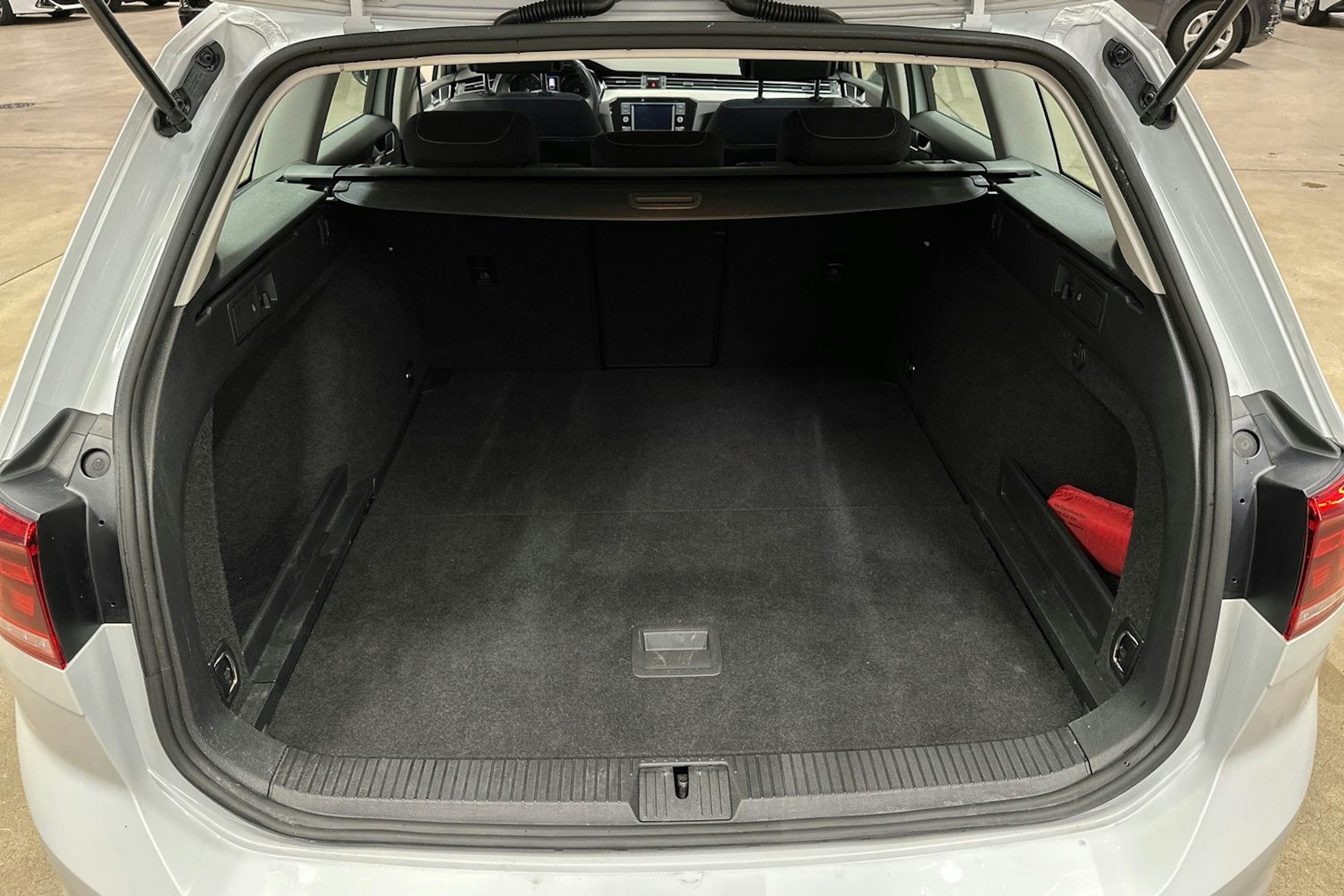 met. valkoinen Volkswagen Passat 2023 kuva 26.