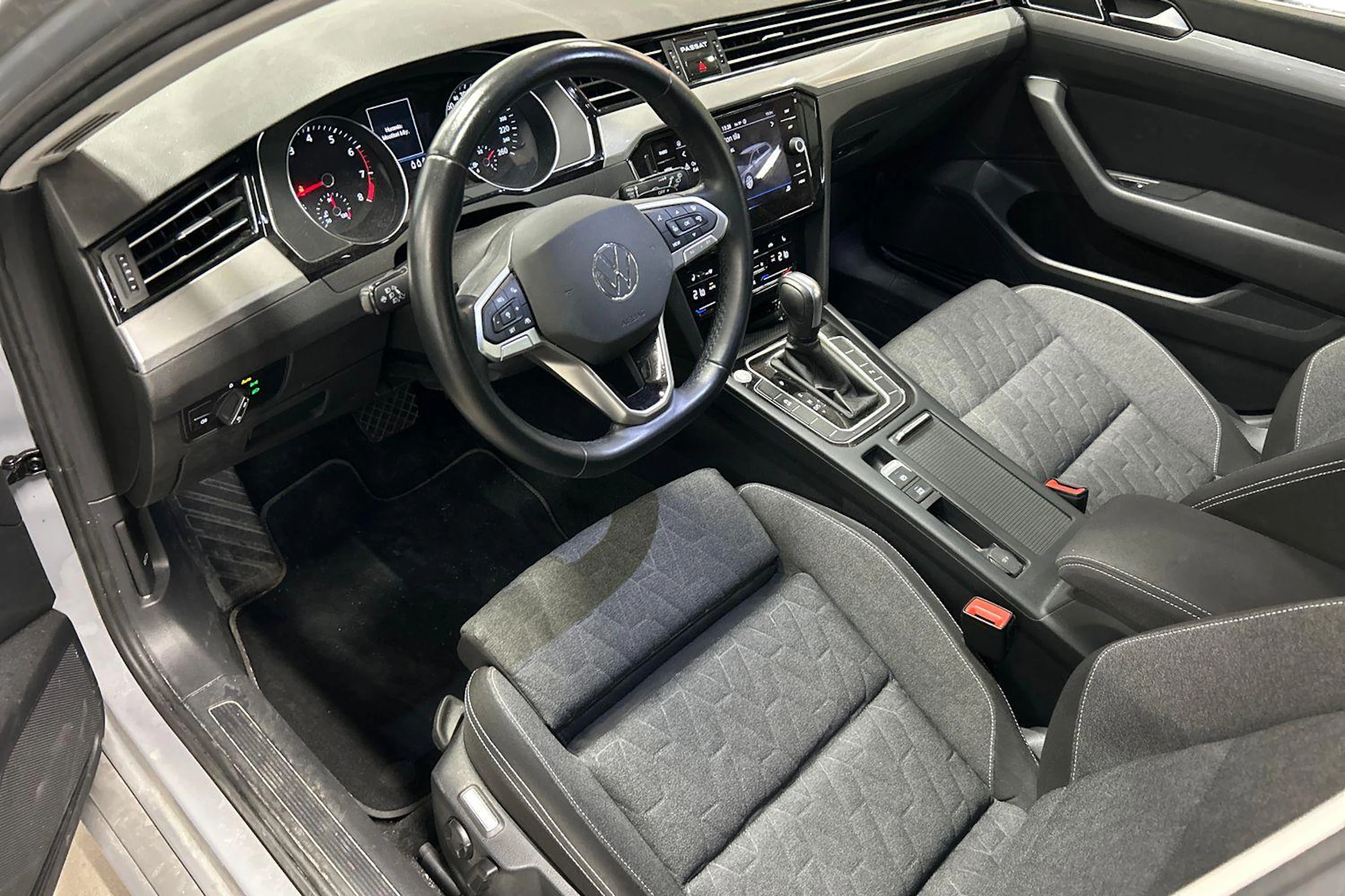 harmaa Volkswagen Passat 2023 kuva 3.