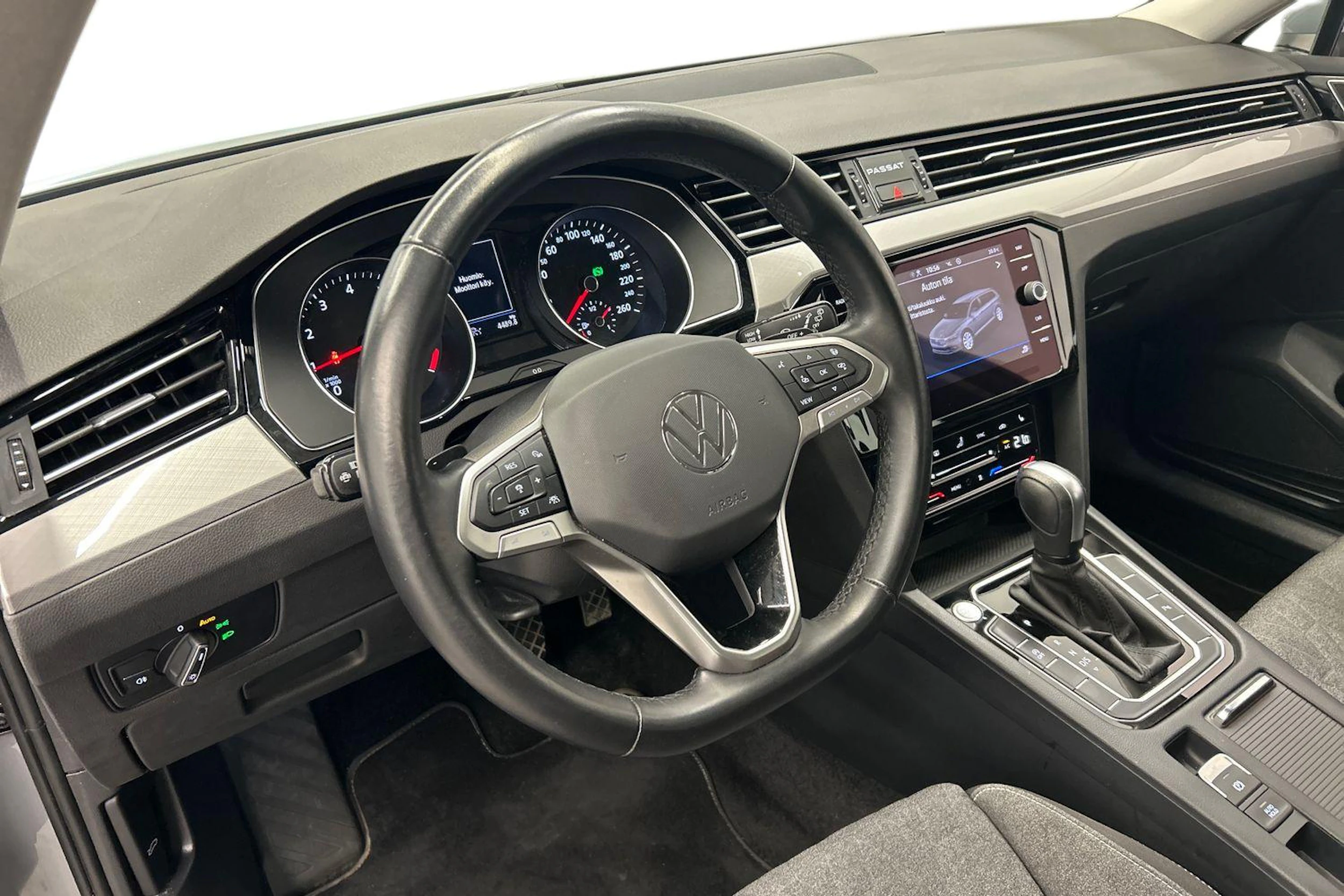 harmaa Volkswagen Passat 2023 kuva 8.