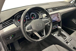 harmaa Volkswagen Passat 2023 kuva 8.