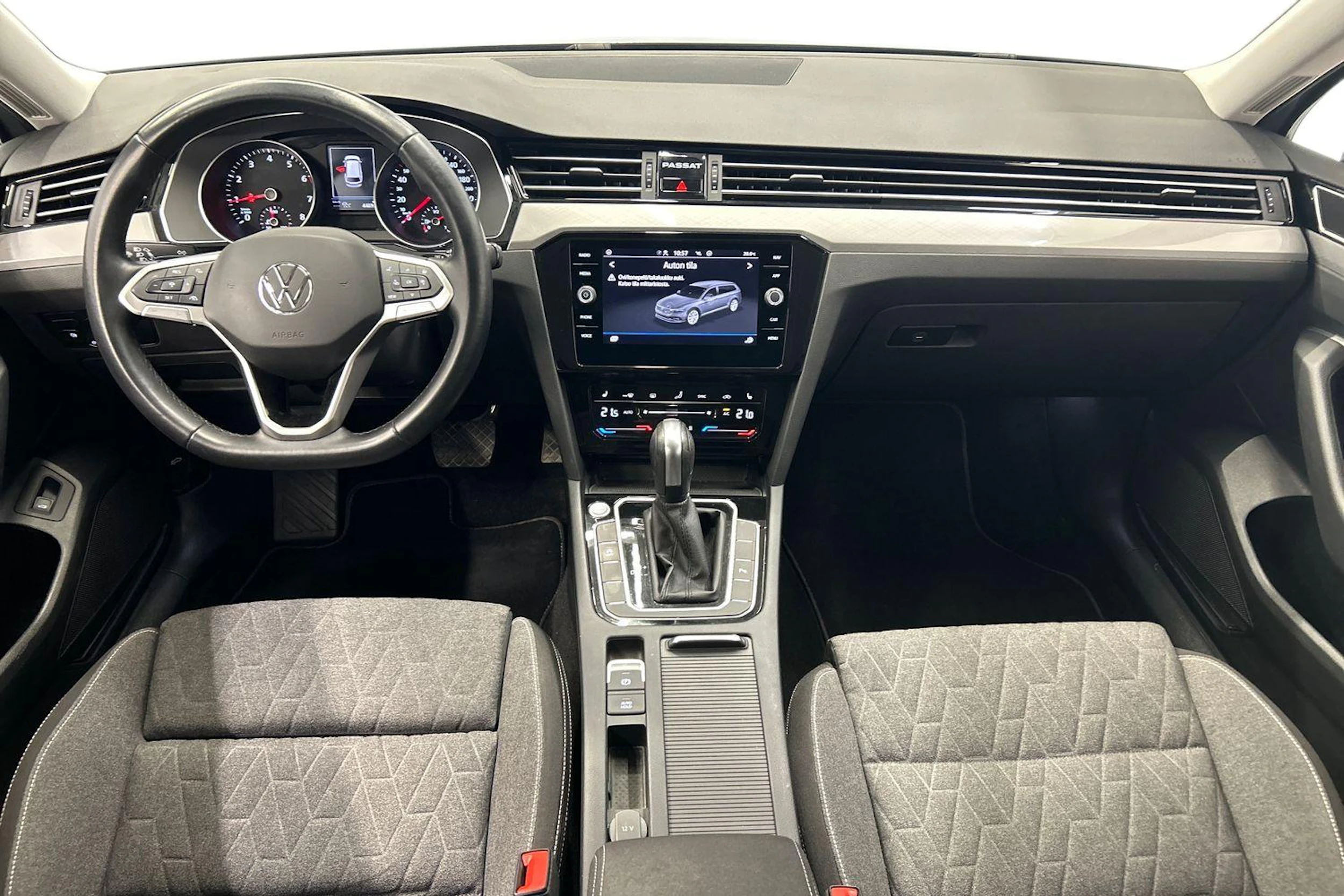 harmaa Volkswagen Passat 2023 kuva 9.