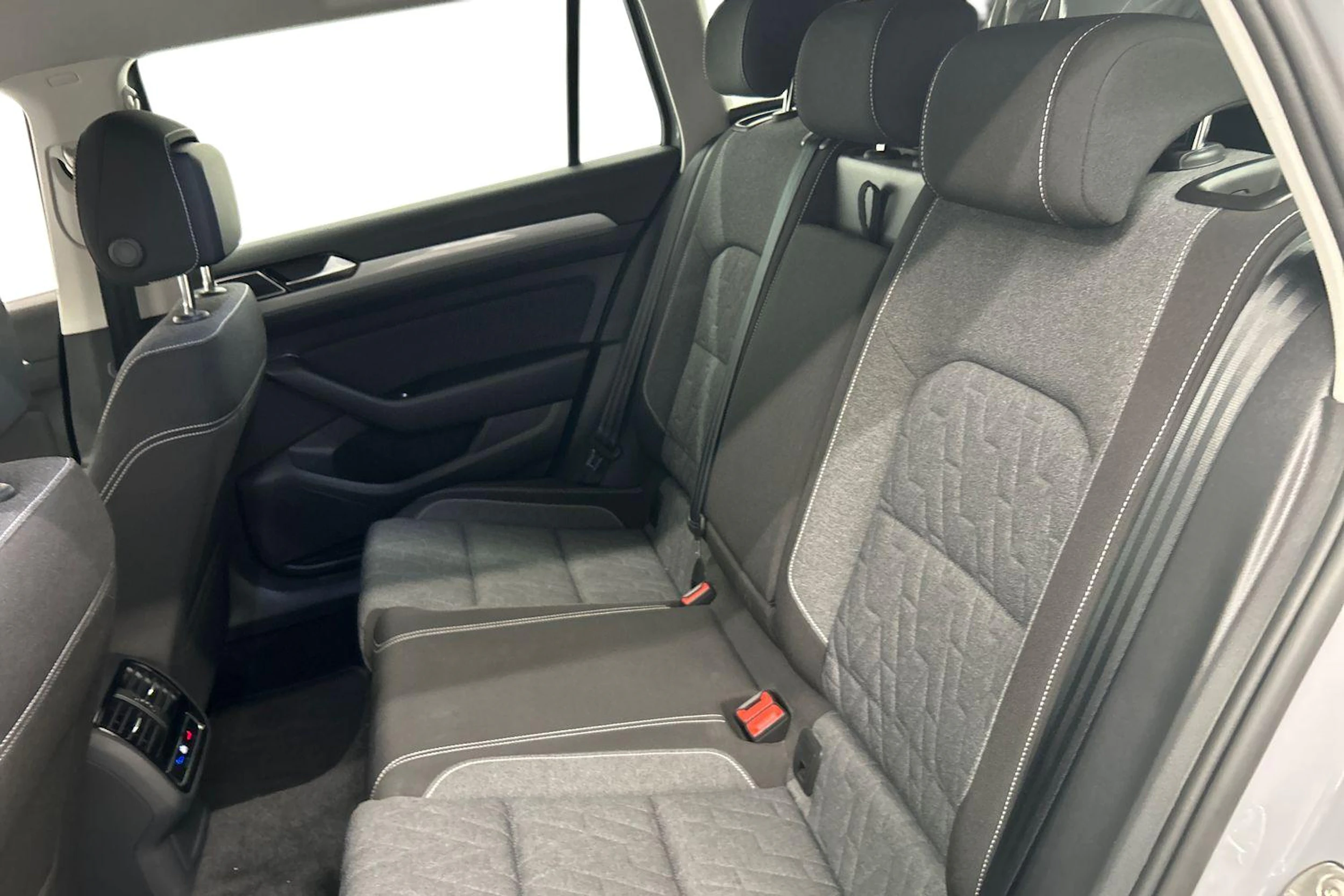 harmaa Volkswagen Passat 2023 kuva 11.