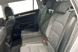 harmaa Volkswagen Passat 2023 kuva 11.