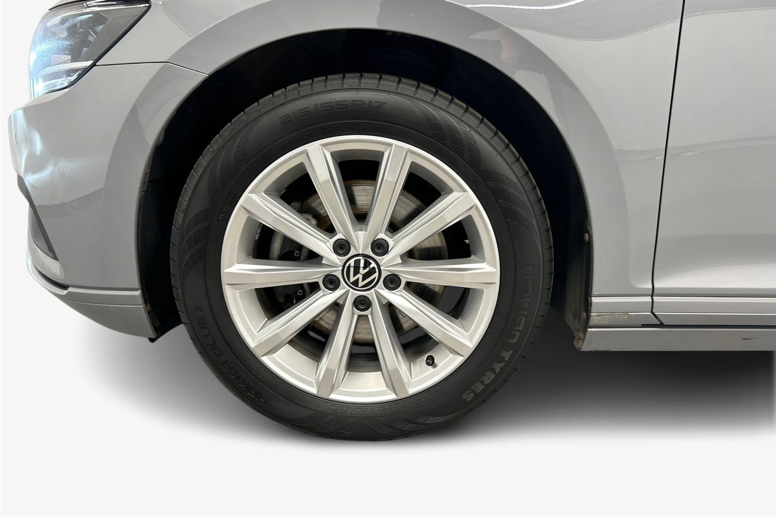 harmaa Volkswagen Passat 2023 kuva 12.