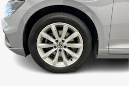 harmaa Volkswagen Passat 2023 kuva 12.