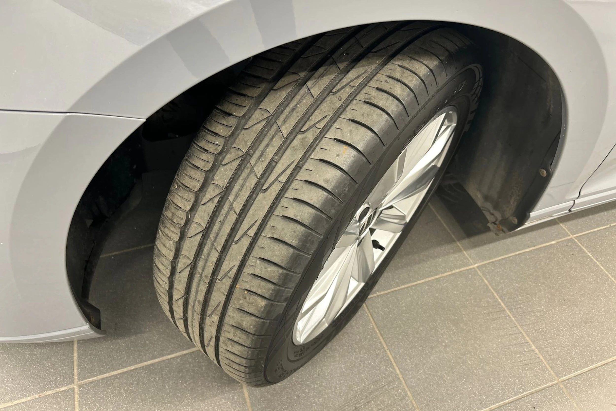 harmaa Volkswagen Passat 2023 kuva 13.