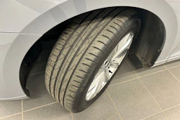 harmaa Volkswagen Passat 2023 kuva 13.