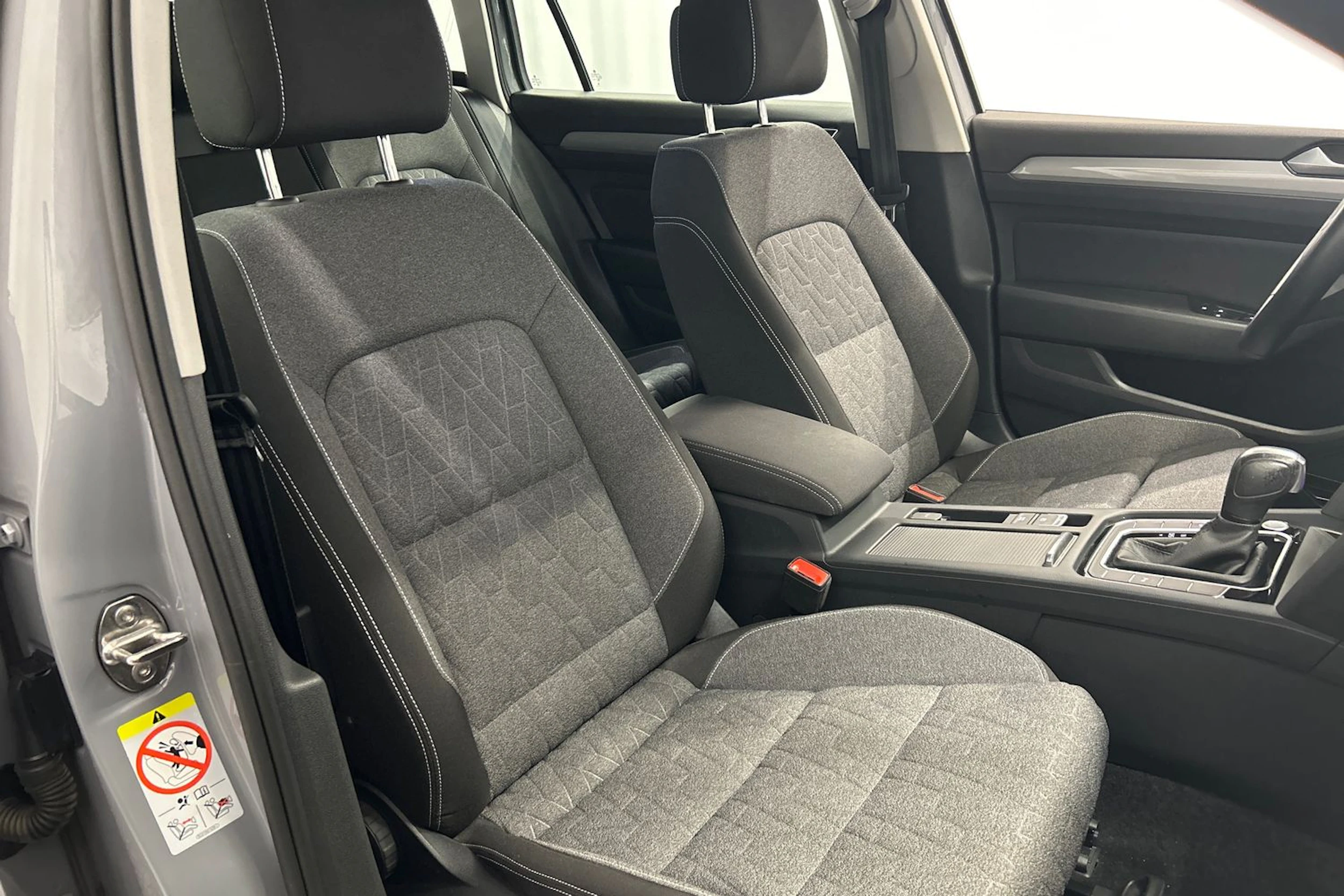 harmaa Volkswagen Passat 2023 kuva 15.
