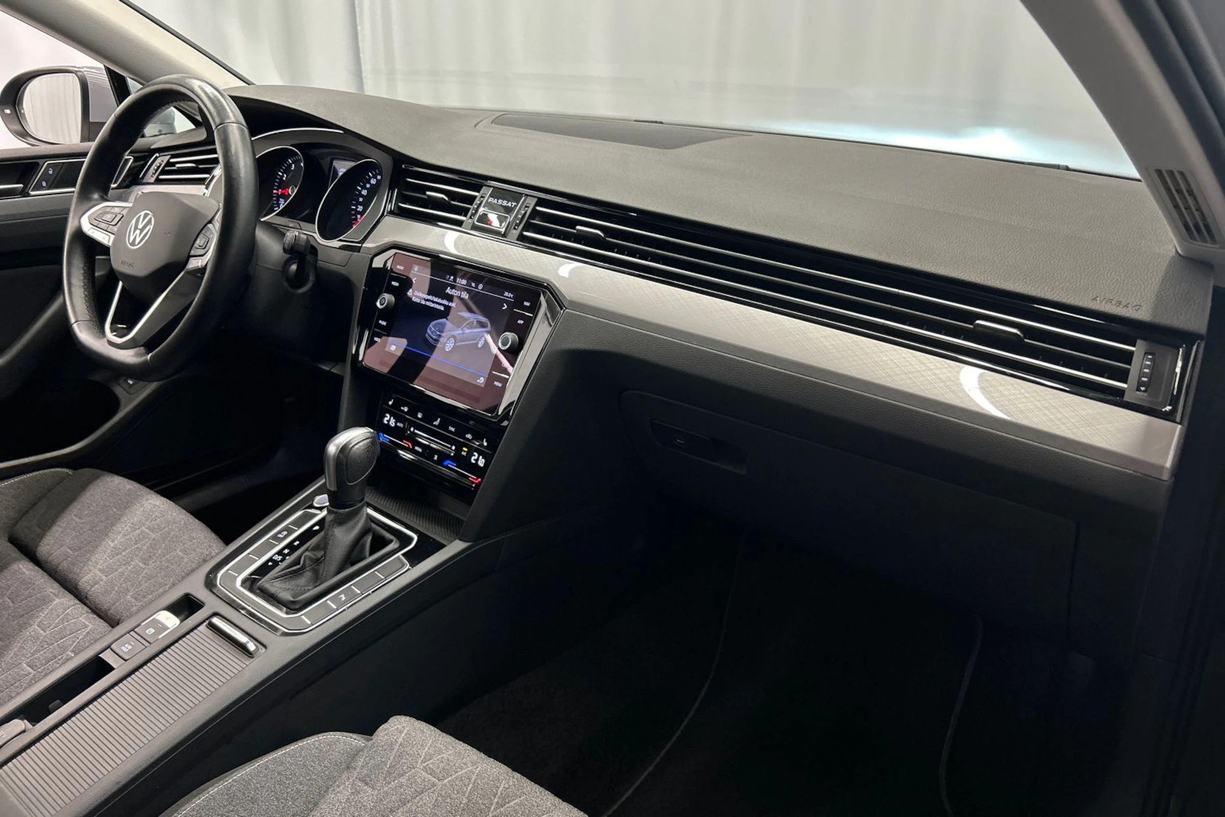 harmaa Volkswagen Passat 2023 kuva 16.