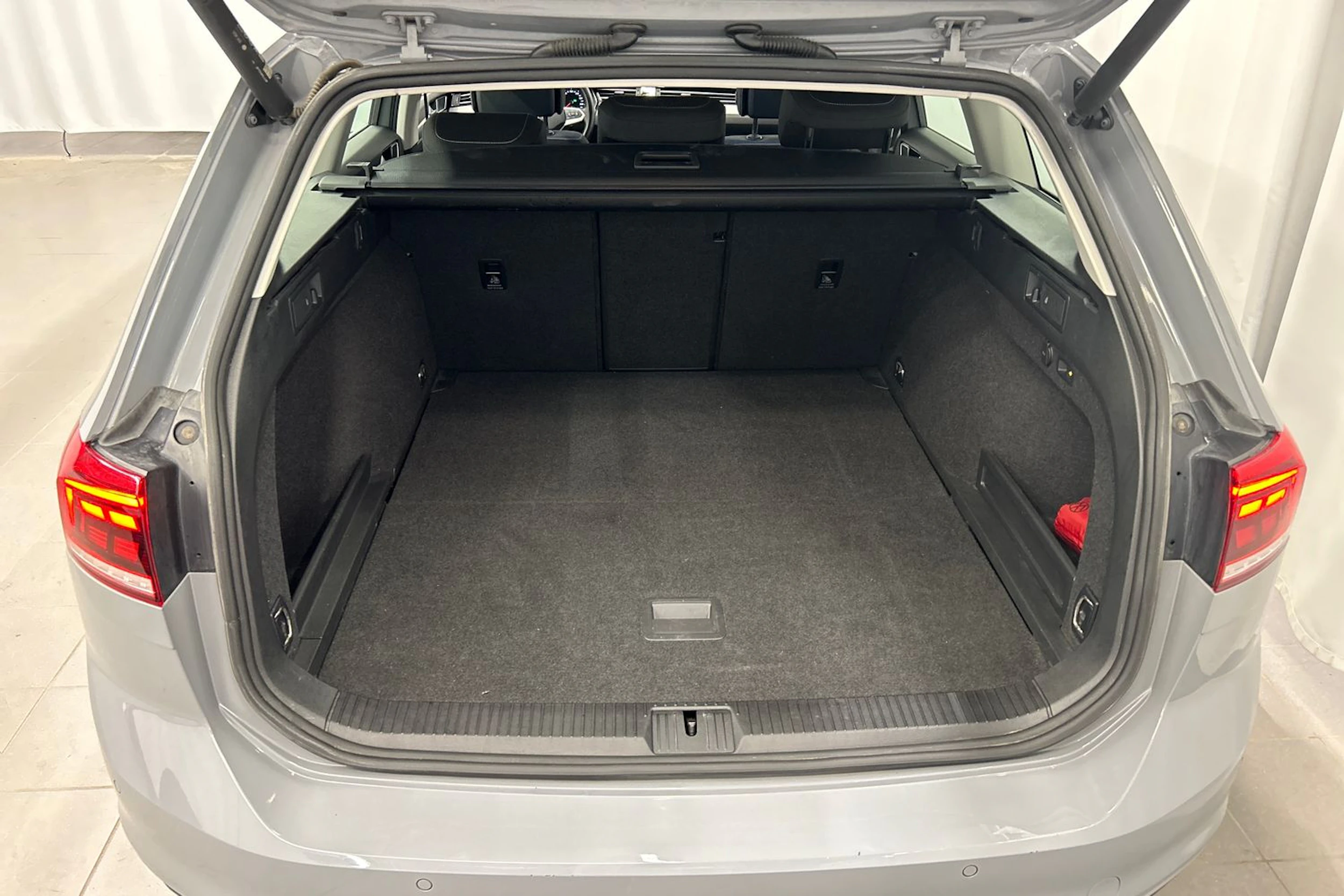 harmaa Volkswagen Passat 2023 kuva 17.