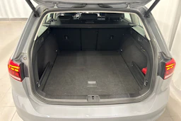 harmaa Volkswagen Passat 2023 kuva 17.