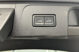 harmaa Volkswagen Passat 2023 kuva 18.
