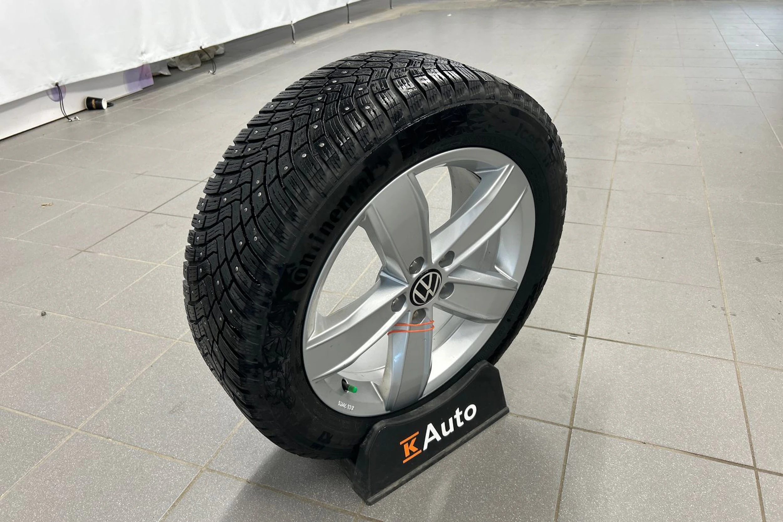 harmaa Volkswagen Passat 2023 kuva 20.