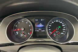 harmaa Volkswagen Passat 2023 kuva 22.