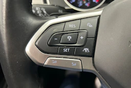 harmaa Volkswagen Passat 2023 kuva 23.