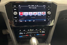 harmaa Volkswagen Passat 2023 kuva 25.