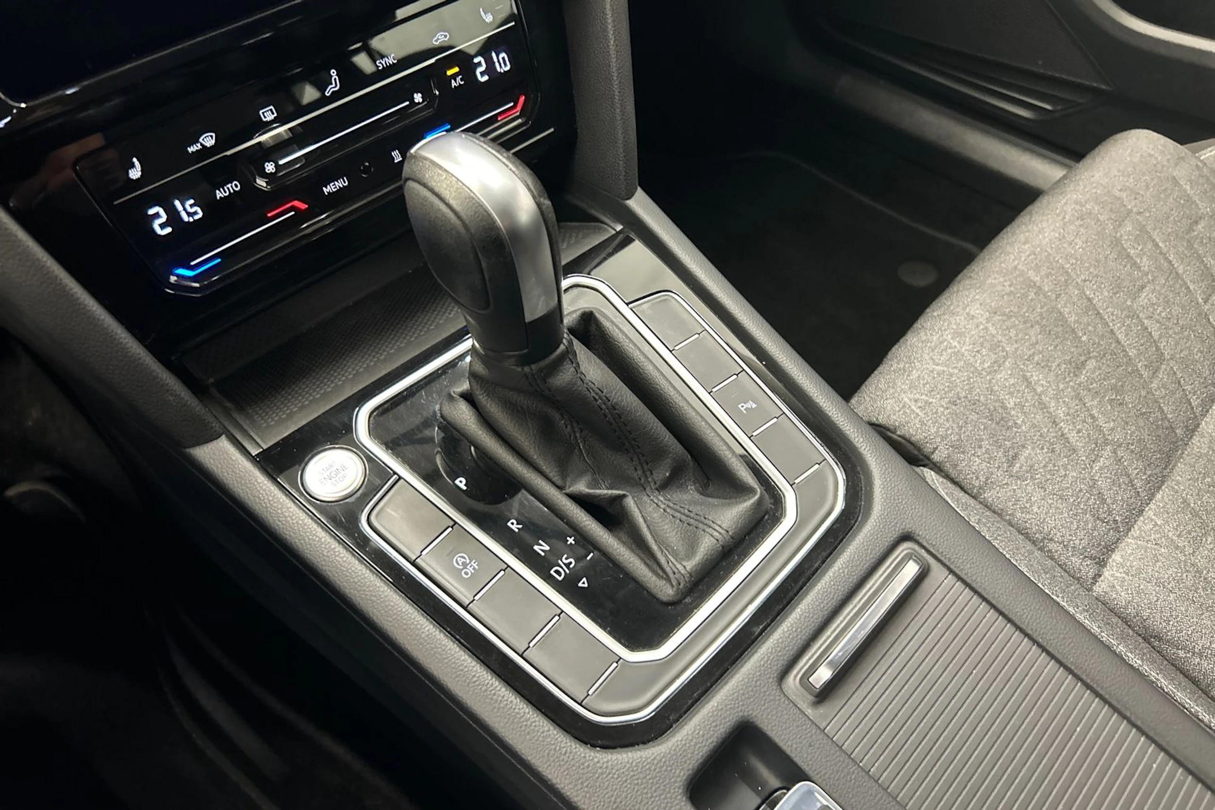 harmaa Volkswagen Passat 2023 kuva 28.