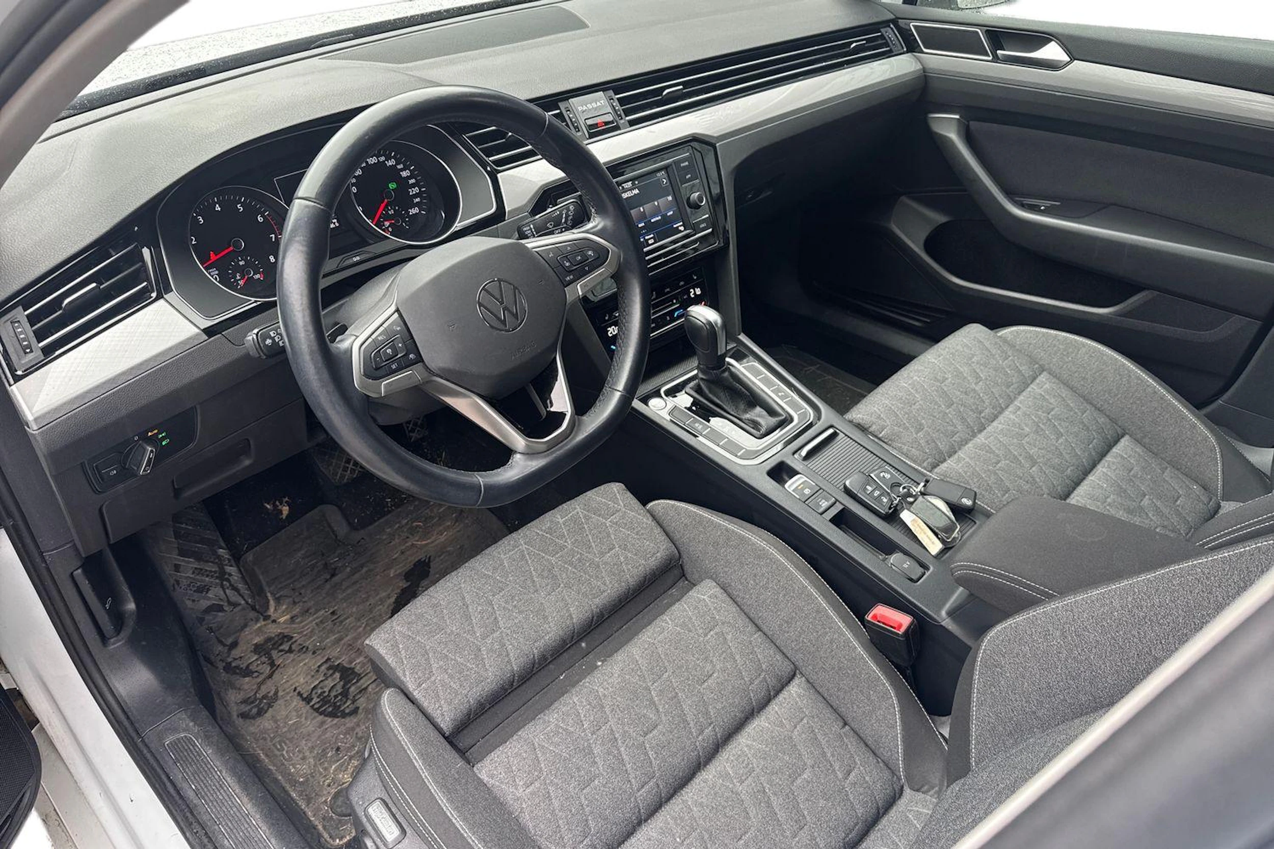 valkoinen Volkswagen Passat 2023 kuva 3.