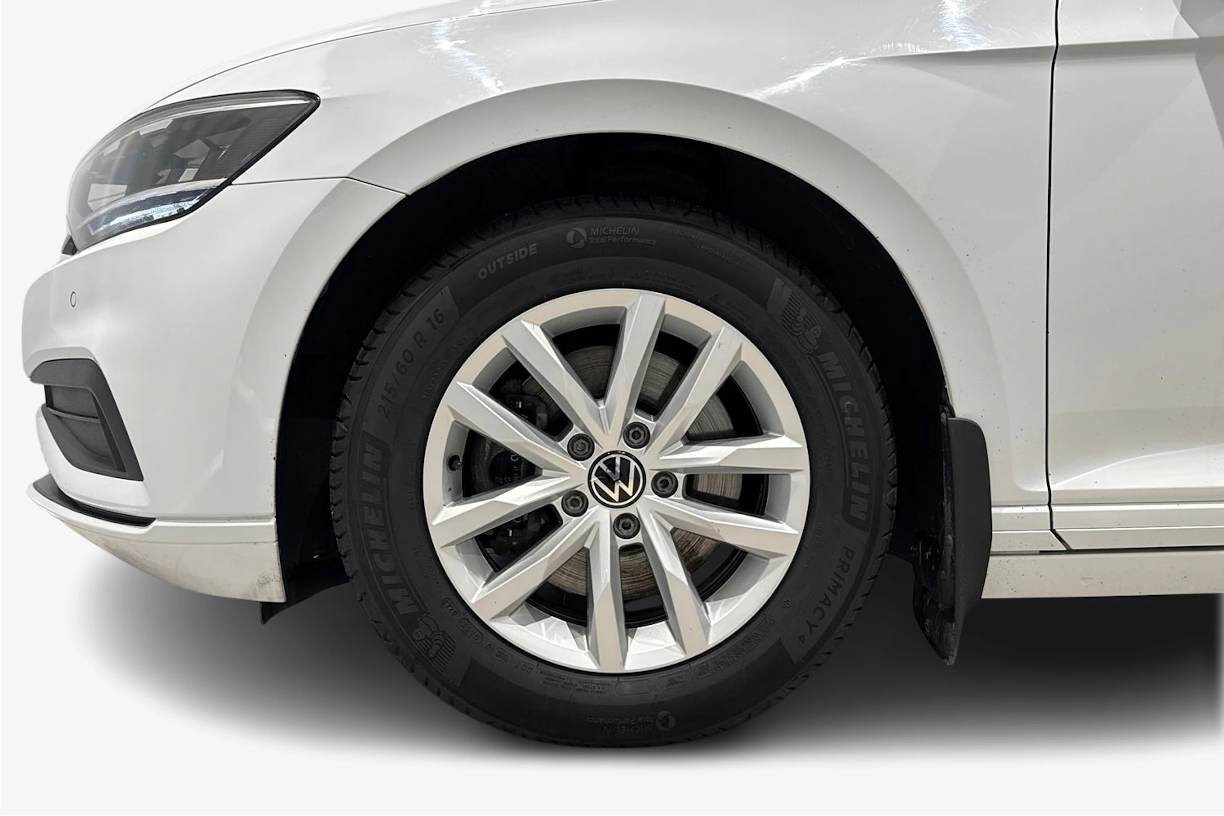valkoinen Volkswagen Passat 2023 kuva 9.