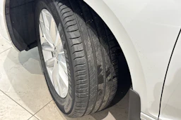 valkoinen Volkswagen Passat 2023 kuva 10.