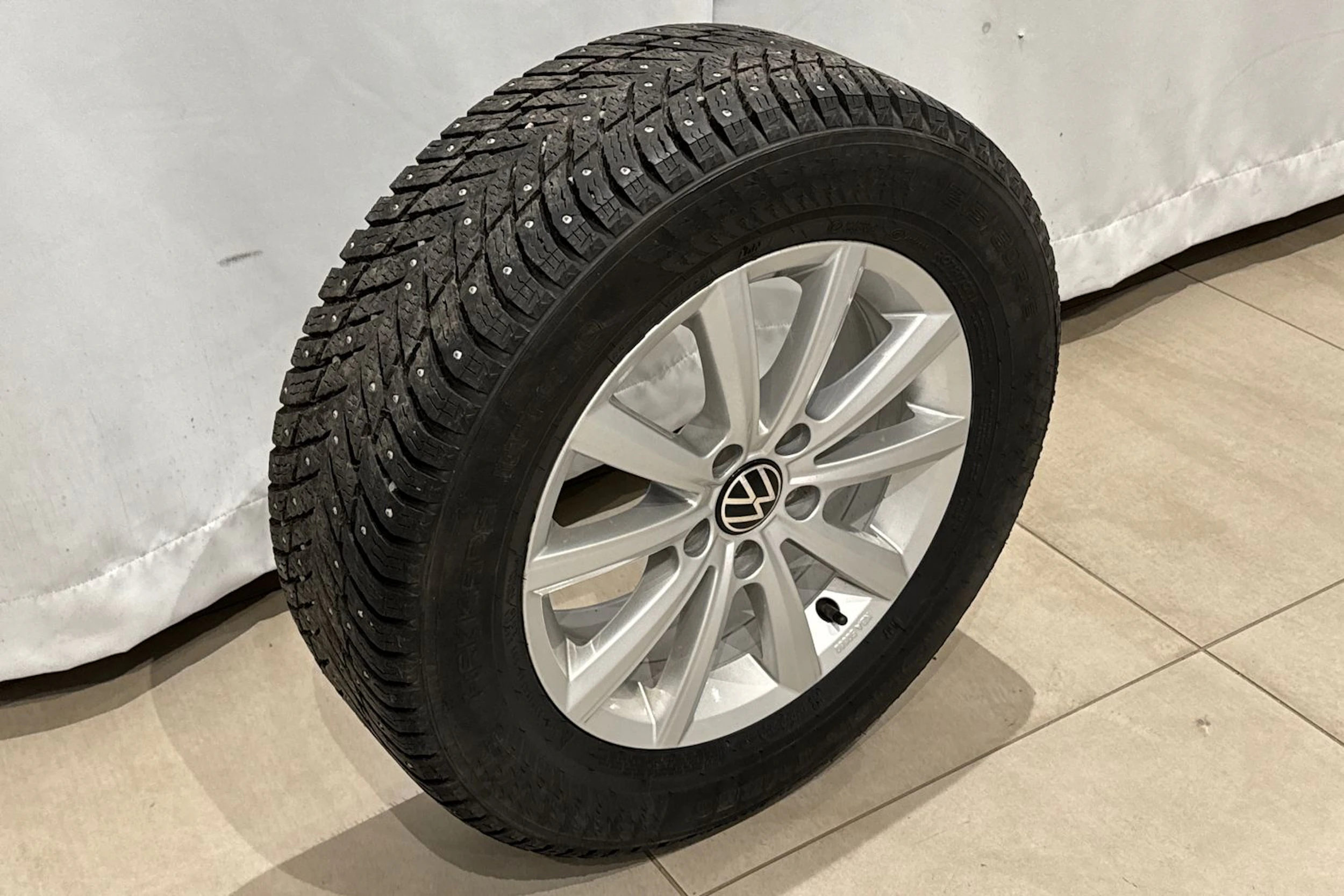 valkoinen Volkswagen Passat 2023 kuva 11.