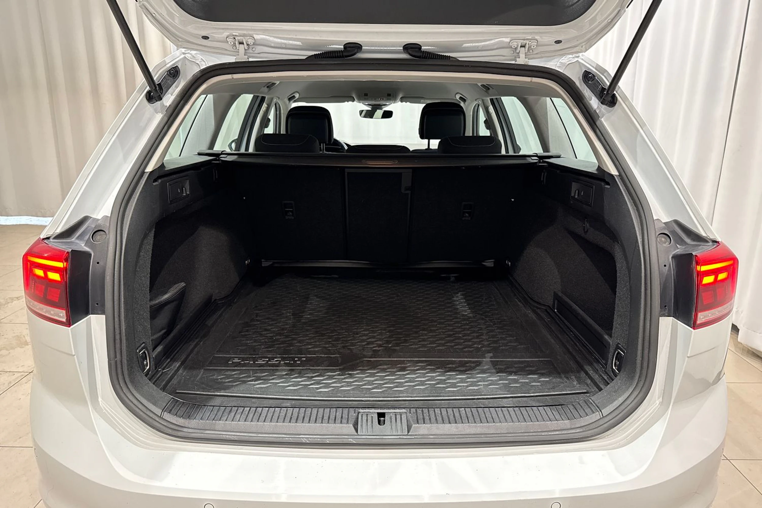 valkoinen Volkswagen Passat 2023 kuva 12.