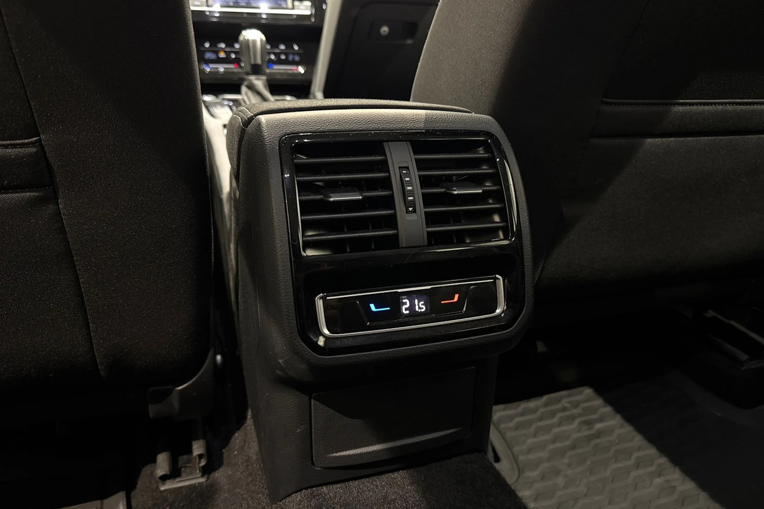 valkoinen Volkswagen Passat 2023 kuva 13.