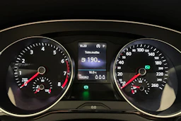 valkoinen Volkswagen Passat 2023 kuva 14.