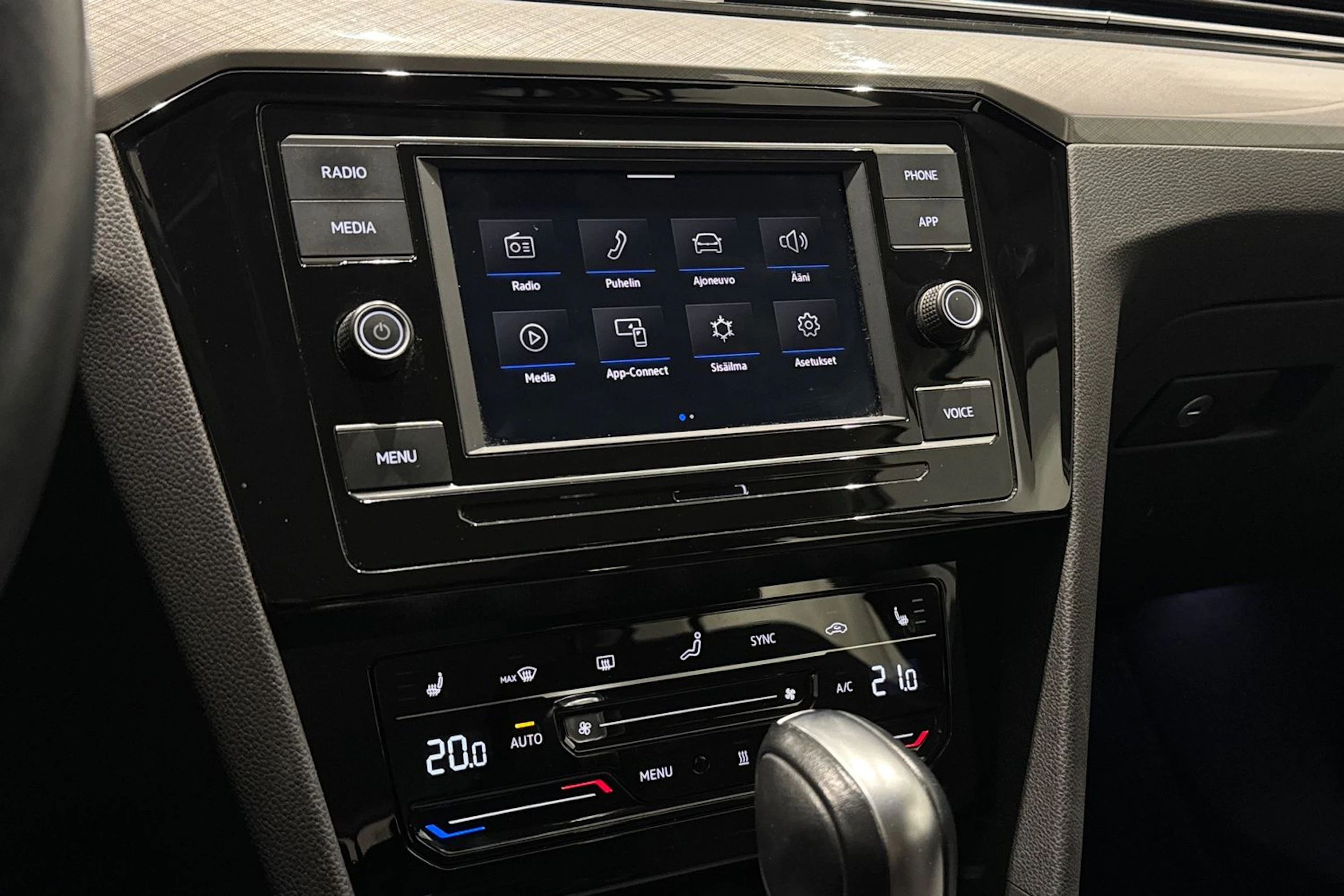 valkoinen Volkswagen Passat 2023 kuva 15.