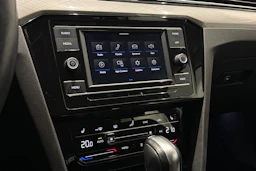 valkoinen Volkswagen Passat 2023 kuva 15.