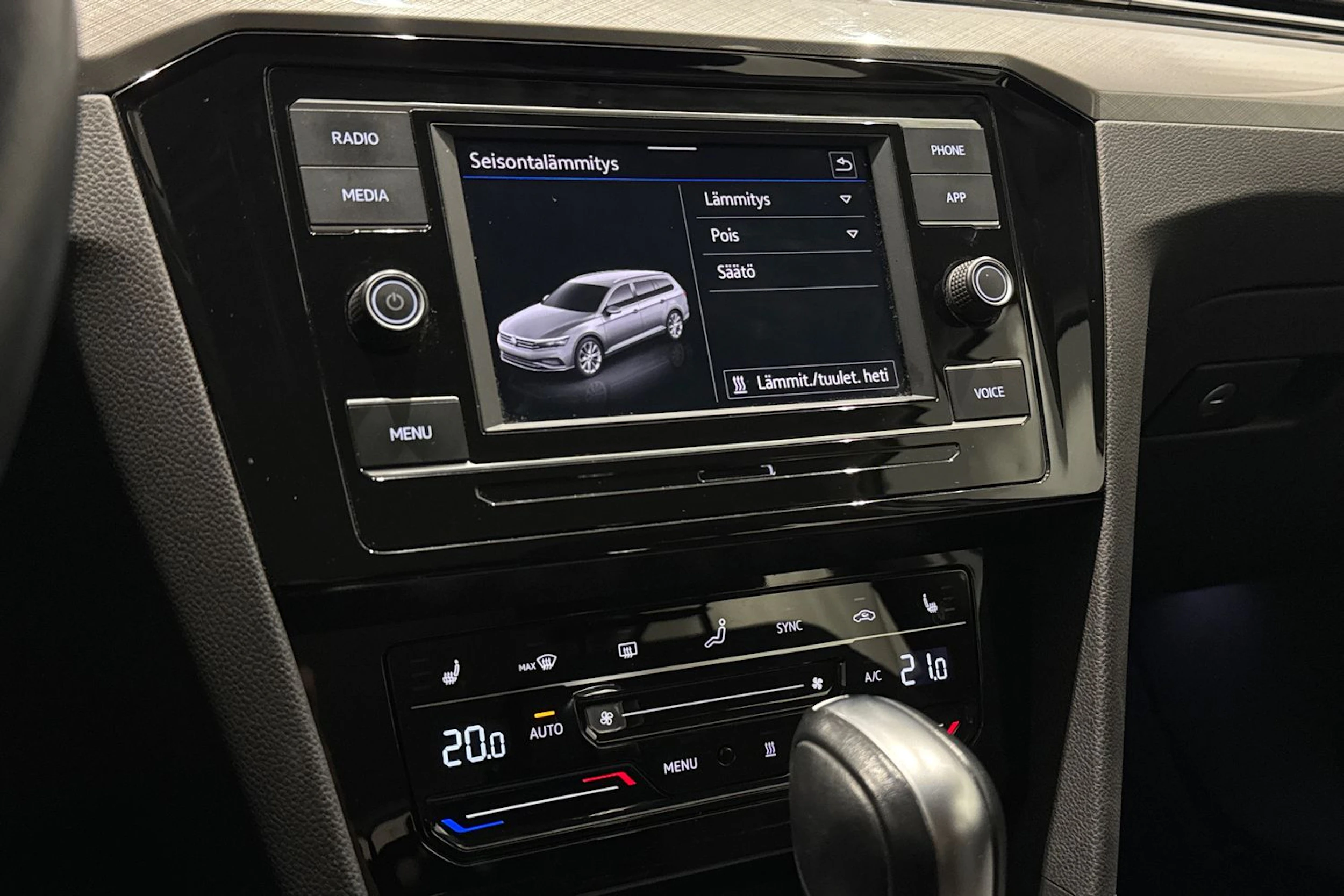 valkoinen Volkswagen Passat 2023 kuva 16.