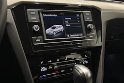 valkoinen Volkswagen Passat 2023 kuva 16.