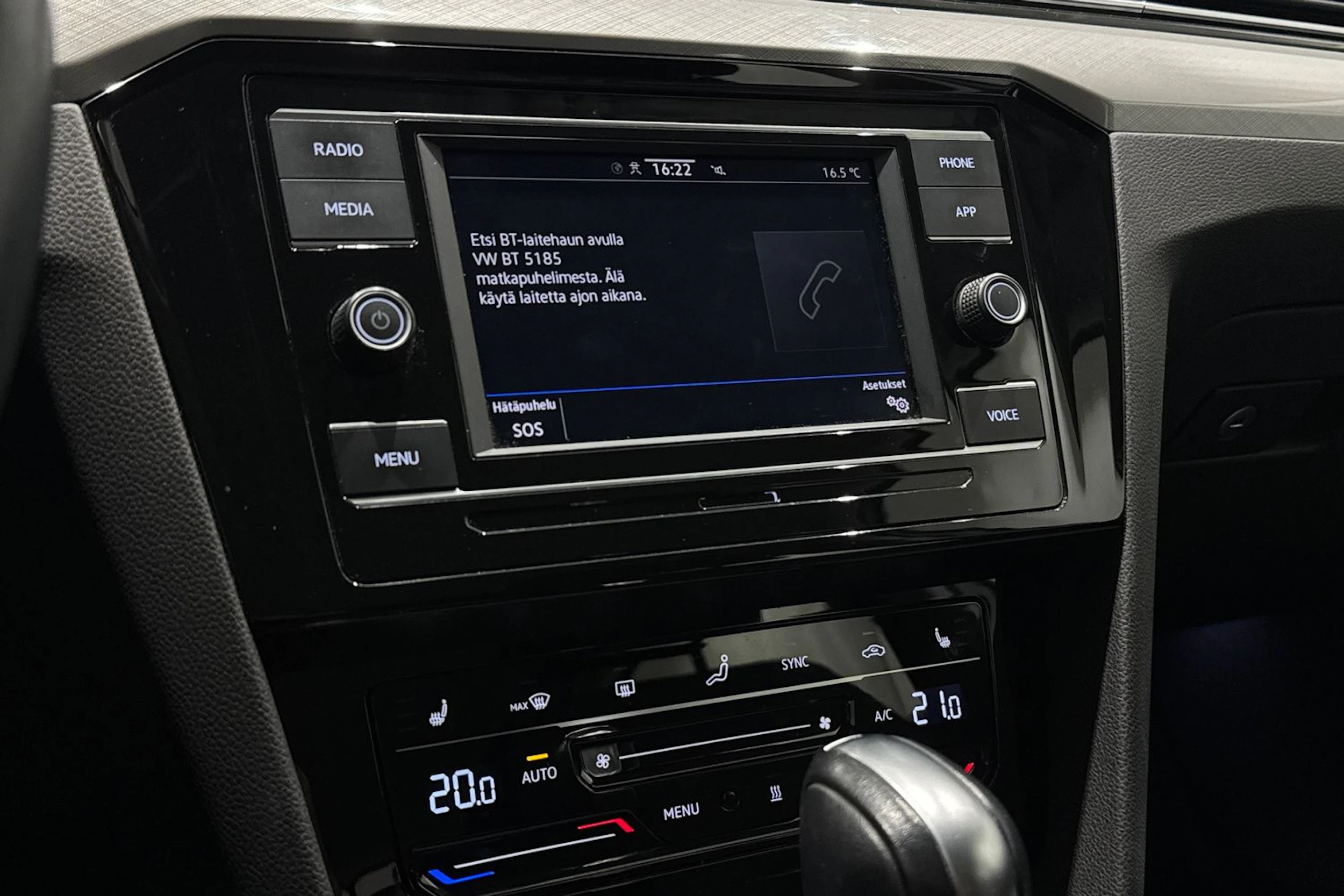 valkoinen Volkswagen Passat 2023 kuva 17.