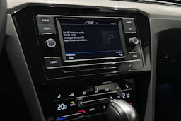 valkoinen Volkswagen Passat 2023 kuva 17.